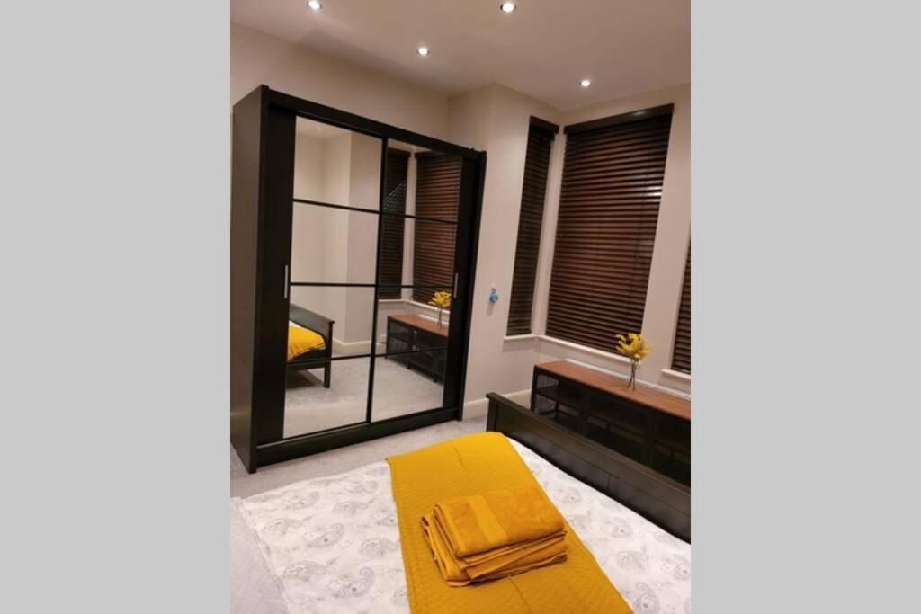 Contemporary 3 Bed Apartment In Hendon Central. Bagian luar foto